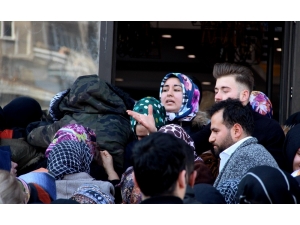 Erzurum’da Yeni Açılan Mağazada İzdiham Çıktı