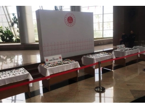 İzmir Adliyesinde Aramalarda Ele Geçirilen Suç Aletleri Sergilendi