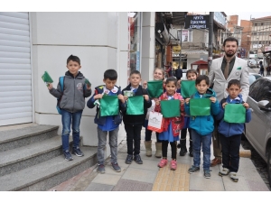 İlkokul Öğrencilerinden Esnafı Uyaran Hediye
