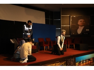 Cizre’de ’Yarınlara Geç Kalmadan’ Adlı Tiyatro Oyunu Sahnelendi