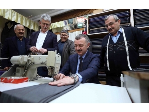 Başkan Büyükakın, Terzilikte Ustalığını Gösterdi