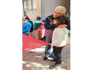 Öğrenciler ‘Vatan’ Derslerini Şehit Evinin Önünde İşledi