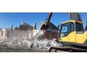 Diyarbakır’da Depremde Zarar Gören Okul Yıkıldı
