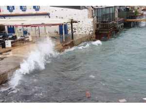 Fırtına Mültecilere Geçit Vermiyor