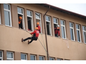 Okulda Nefes Kesen Deprem Tatbikatı
