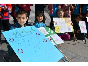 Minik Yürekler Ellerinde Pankartlarla Zararlı Alışkanlıkları Anlattı