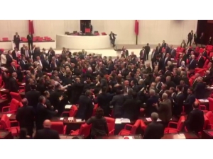 Chp’li Engin Özkoç’un Cumhurbaşkanı Erdoğan’a Hakaret İçerikli Sözleri Nedeniyle Tbmm Genel Kurulunda Kavga Çıktı.