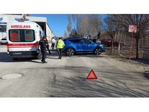 Otomobiller Çarpıştı, 2 Yaralı