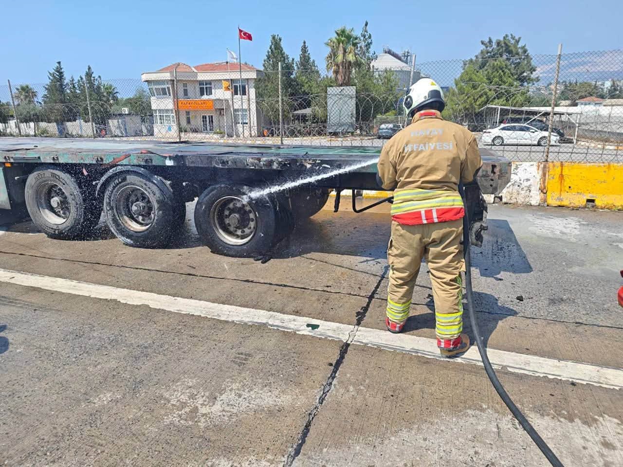 iskenderun-da-tirin-lastiginden-alevler-yukseldi