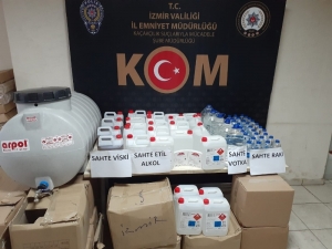 İzmir’de Sahte İçki Üretilen Depoya Baskın: 2 Kişi Gözaltında