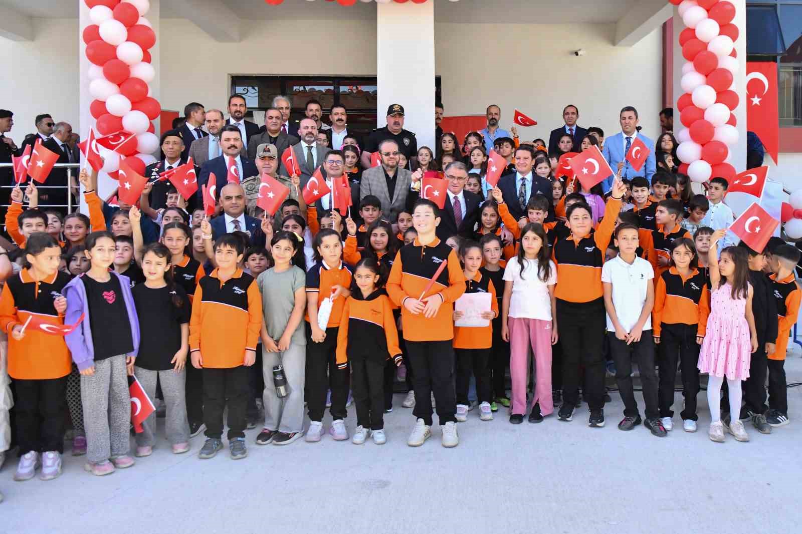 van-da-274-bin-685-ogrenci-ders-basi-yapti
