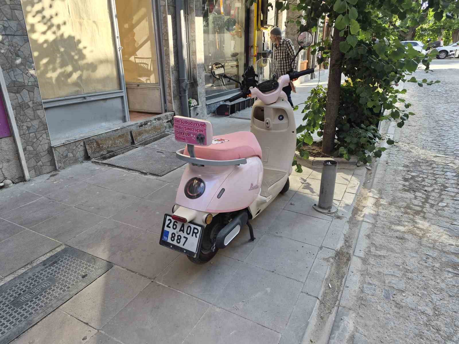 pembe-motosikletin-arkasina-yapistirilan-ilginc-yazi-dikkat-cekti