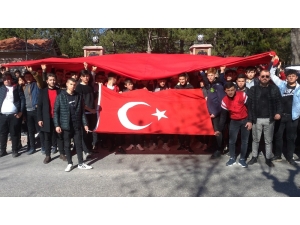 Lise Öğrencilerinden İdlib Şehitleri İçin Türk Bayraklı Yürüyüş