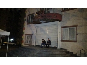 Hdp Önünde Evlat Nöbeti Tutan Aileler Gece Nöbetine Başladı