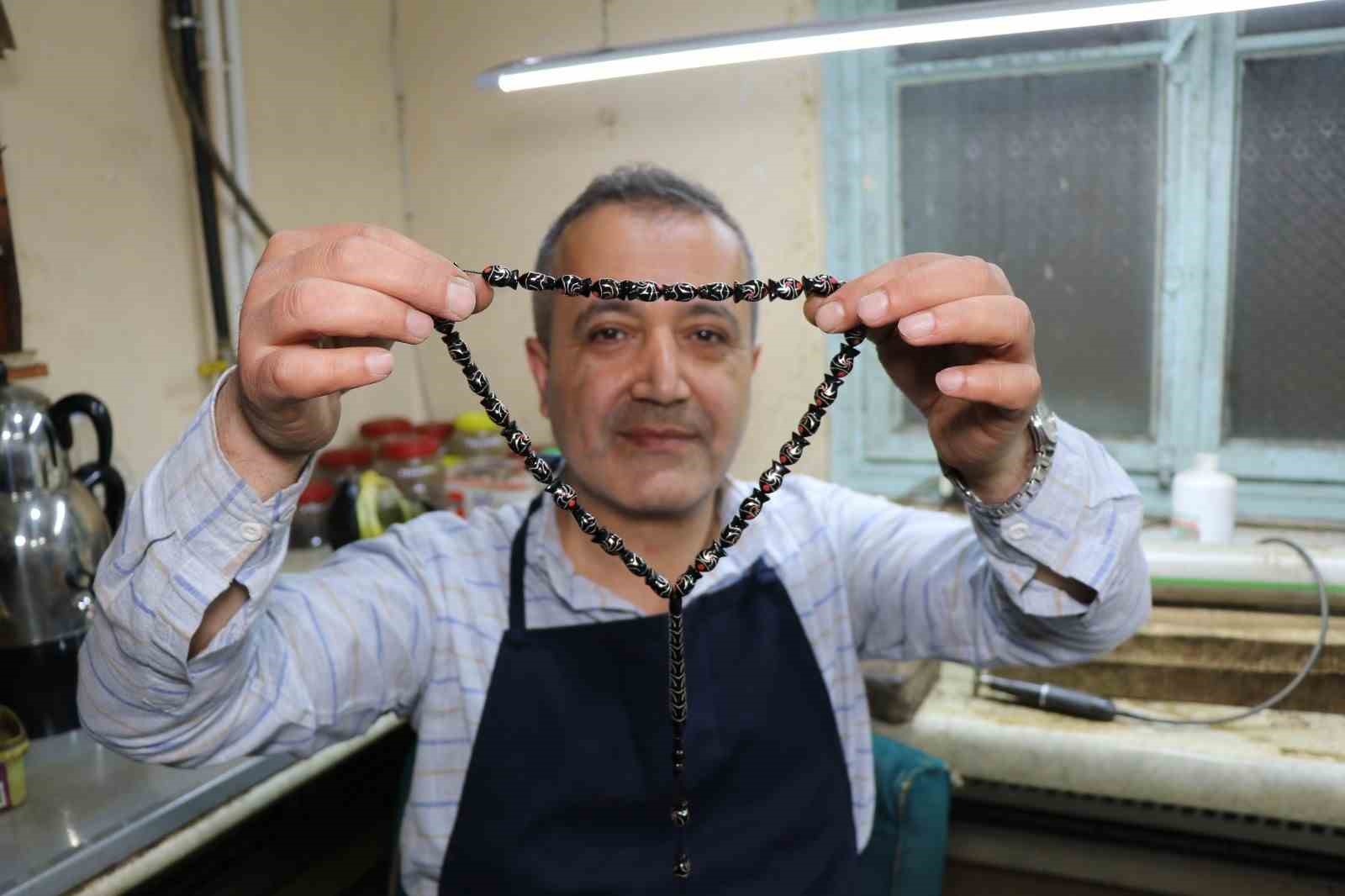 ustasindan-turkiye-de-bir-ilk-balik-taneli-oltu-tasi-tespihi-yapti
