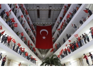 Şehitler İçin Dua Edip, Türk Bayrakları İle Mehmetçiğe Destek Oldular