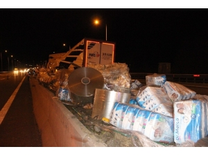 Lastiği Patlayan Tır Refüje Çıktı: 1 Yaralı