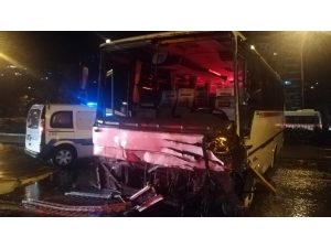 İzmir’de Refüjü Ve Demir Parmakları Aşan Servis Aracı Karşı Şeride Geçti