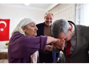 Sosyal Medyanın İlgi Odağı Fatma Teyze’ye Anlamlı Ziyaret