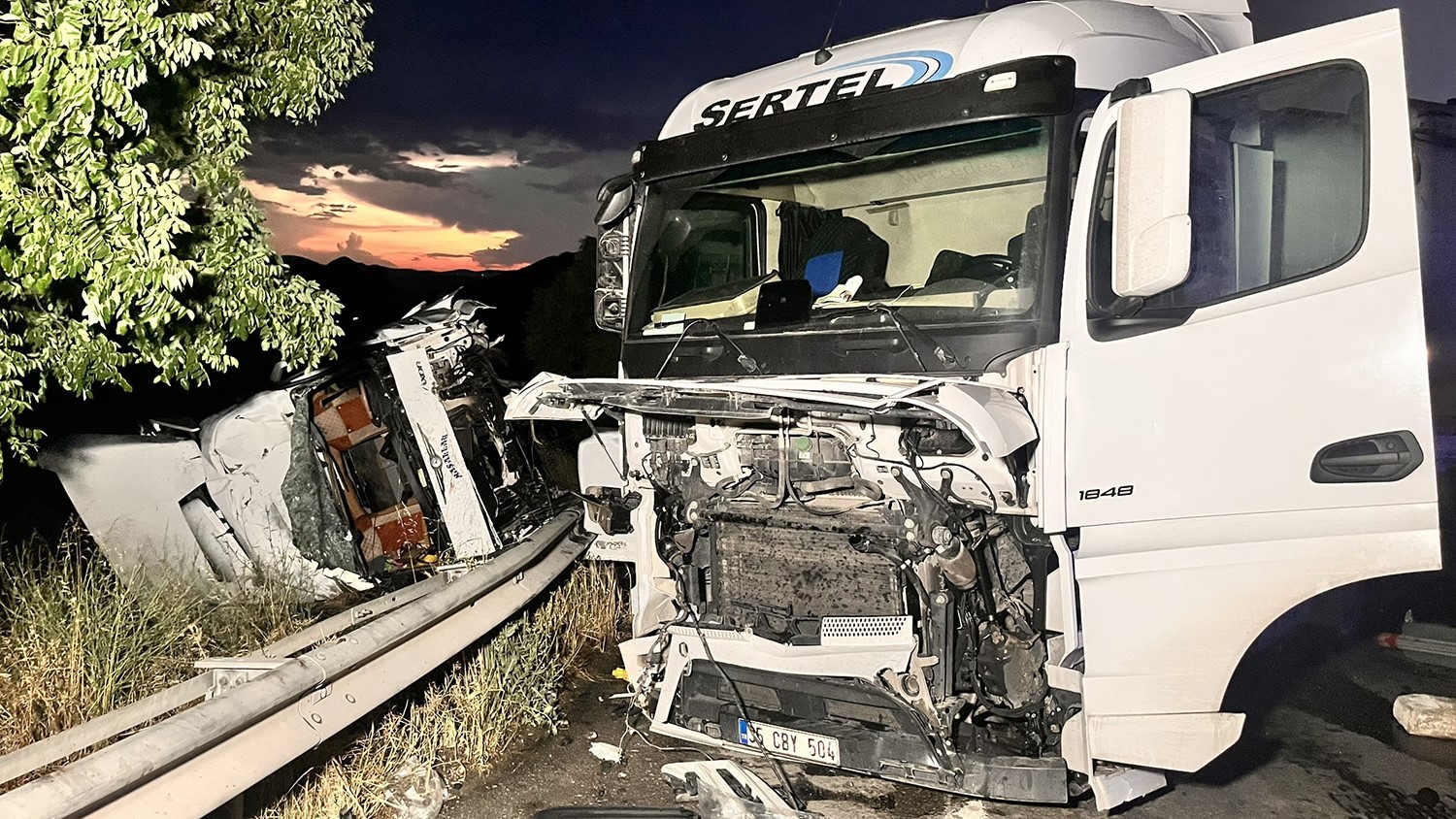 manisa-da-iki-tir-carpisti-1-i-agir-2-yarali
