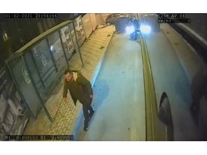 Dikkatsiz Motosiklet Sürücüsünün Otobüsten İnen Kadına Çarptığı Anlar Kamerada