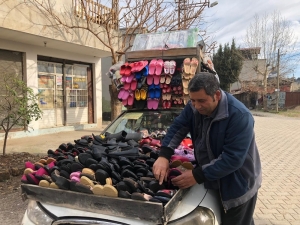 Arkadaş Kurbanı Emekli Memur, Aracını Züccaciye Dükkanına Çevirdi