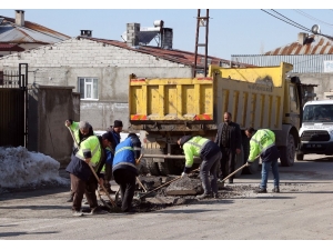 Van Büyükşehir Belediyesi Yol Yama Çalışmalarına Başladı