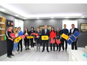 Sungurlu Belediyesi Başarılı Sporcuları Ödüllendirdi