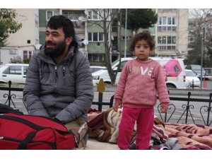 Fatih’te Bekleyen Mülteciler Geceyi Çimlerin Üzerinde Geçirdi