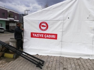 Belediye Başkanı Vatandaşlar İçin Çadır Ve Sandalye Aldı