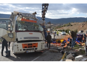 Devrilen Kamyondaki Tonlarca Meyve Ve Sebze Yola Saçıldı