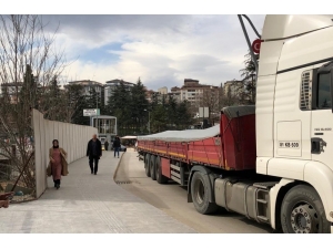 Bilecik’te Tırlar Yanlış İstikamete Yönlendirince Sürücüler Zor Anlar Yaşadı