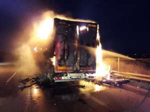 Halı Yüklü Tır Alev Alev Yandı