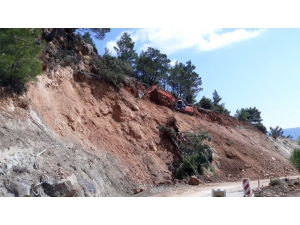 Silifke’de Yol Genişletme Çalışmaları Sürüyor