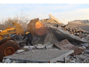 Rus Uçakları Bir Tavuk Çiftliğine Sığınan Sivilleri Vurdu: 15 Ölü