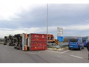 Tem Otoyolu Girişinde Tır Devrildi Otoyola Giriş Kapandı