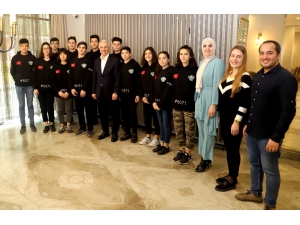 Robot Takımına Amerika Seyahati Öncesi Moral Yemeği