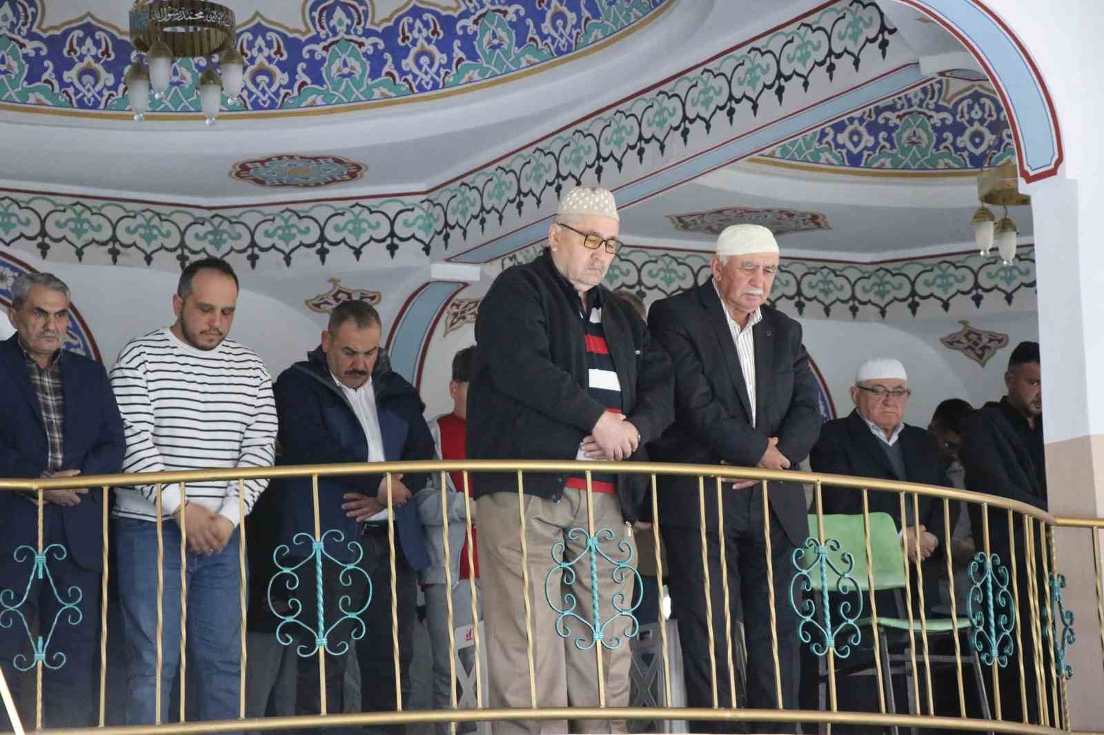 bolu-da-bayram-namazinda-camiler-doldu-tasti
