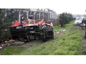 Gaziosmanpaşa’da Kamyonet Şarampole Yuvarlandı