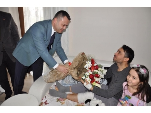 Kaymakam Otcu, Yaralı Yüzbaşıyı Ziyaret Etti