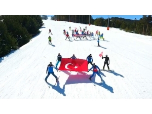 Kayakçılar, 3600 Rakımda Türk Bayrağı Açtı