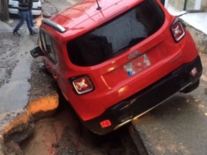 İzmir’de Araçlar Sağanak Yağmurda Oluşan Çukura Düştü