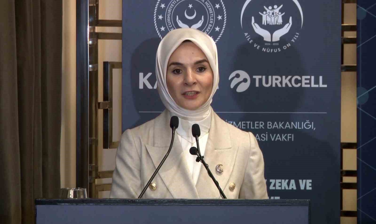 aile-ve-sosyal-hizmetler-bakani-goktas-kadinlari-dijital-dunyanin-risklerine-karsi-koruyan-stratejik-bir-adim-atiyoruz