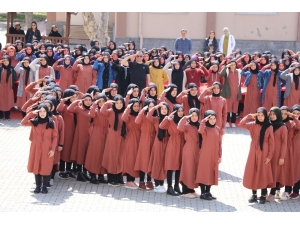 İmam Hatipli Kızlardan Mehmetçiğe Asker Selamıyla Destek