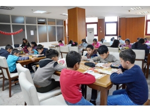 Çocuklar Kütüphaneyle Buluşturuluyor