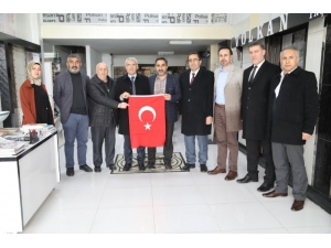 Başkan Güder, Esnaflara Türk Bayrağı Dağıttı