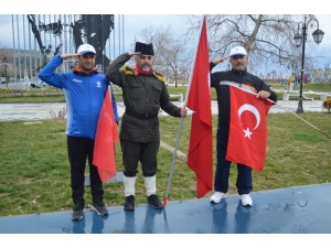 Türk Bayrağıyla İstanbul’dan Çanakkale’ye Yürüyor