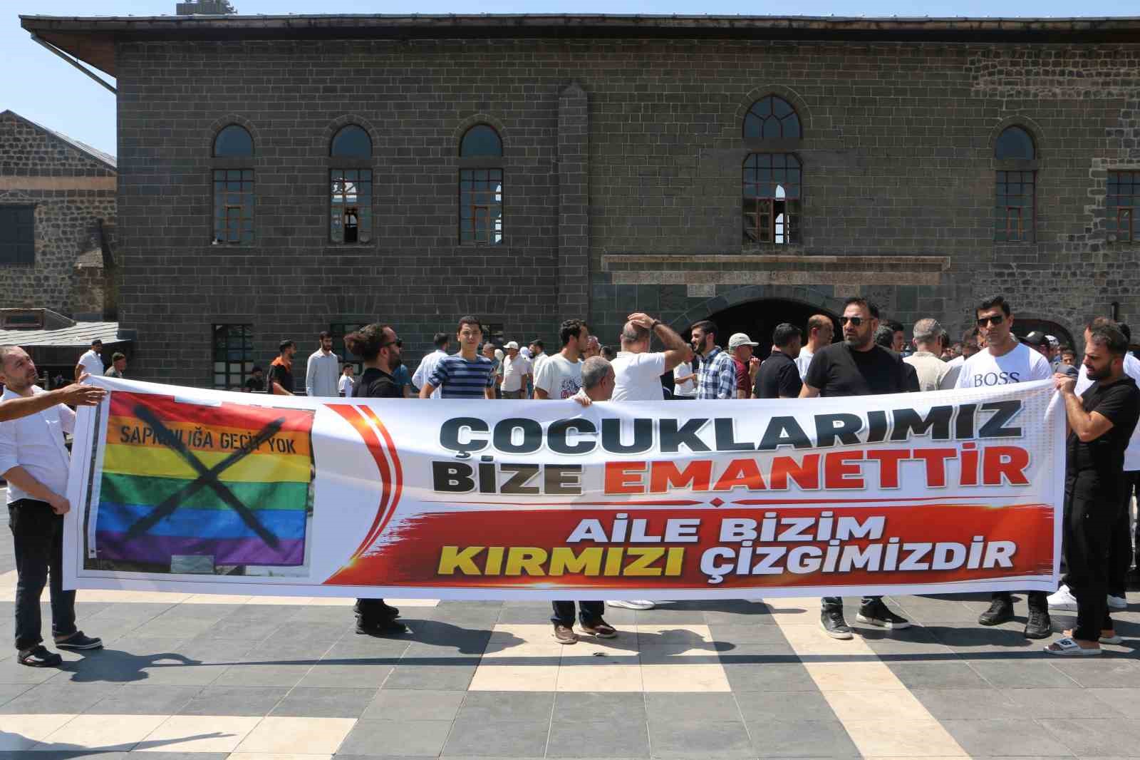 van-insan-haklari-dernegi-nin-lgbt-bayragi-acmasina-diyarbakir-dan-tepki