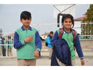 Yunan Polisi Ayırdıktan Sonra Ailesine Kavuşan Menice’nin Kardeşleri Onu Bekliyor