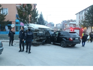 Lüks Cipin Çarptığı Kamyon Devrildi: 2 Yaralı